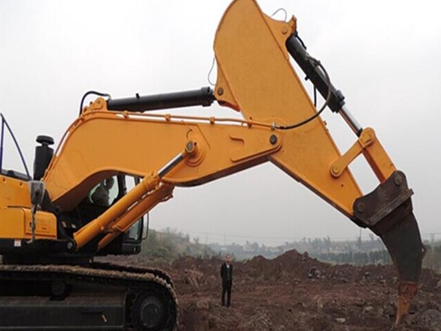 How to properly clean the dirt of the excavator ripper arm