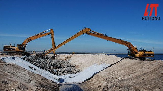 How to use the long reach fronts for hydraulic excavator on rainy days